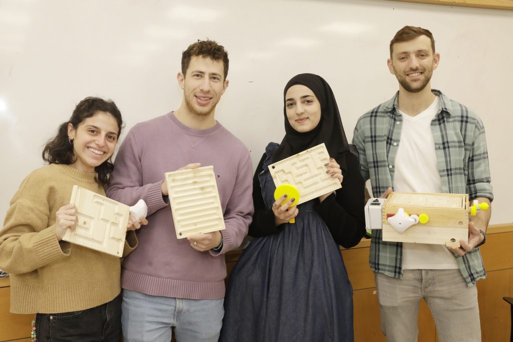 סטודנטים מהפקולטה להנדסה ע"ש איבי ואלדר פליישמן באוניברסיטת תל אביב מציגים פתרונות טכנולוגיים לצרכים שיקומיים במסגרת שיתוף פעולה עם בית החולים רעות תל אביב