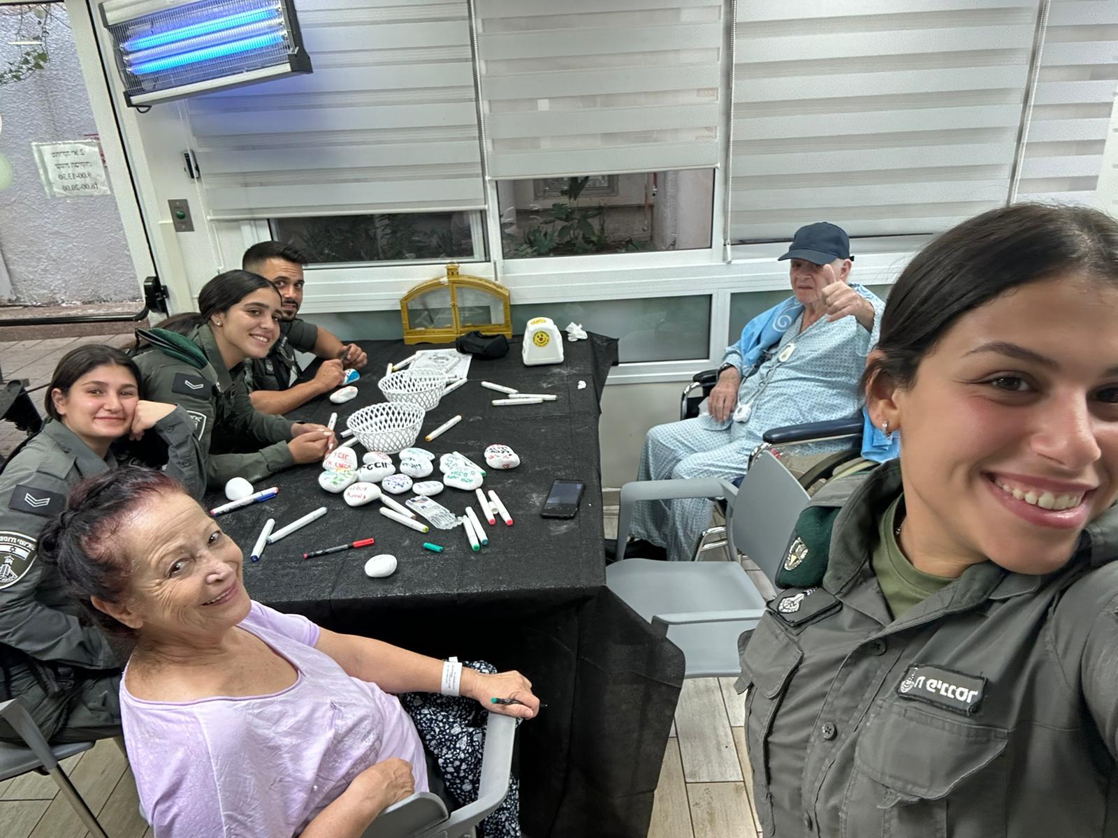 לוחמי מג"ב עם מטופלים בבית החולים רעות במסגרת מיזם "אבנים עם לב אדום".