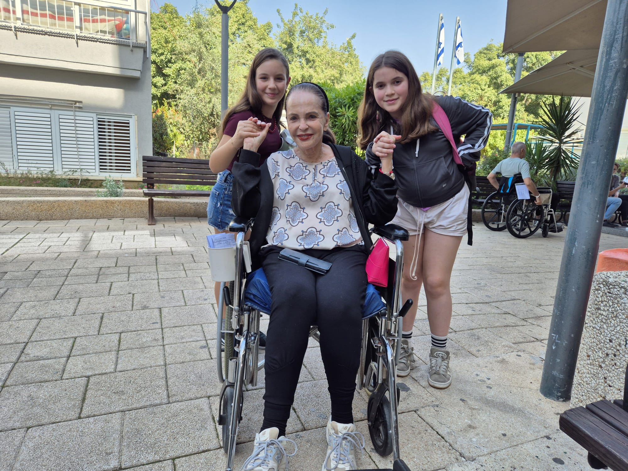 תלמידות עם אחת המטופלות