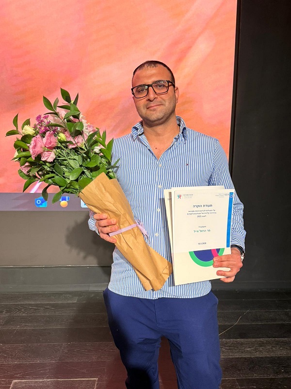 אייל הראל עם תעודת ההוקרה