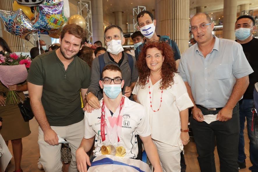 צוות ביה"ח רעות עם המדליסטים הפראלימפיים מארק מליאר, עמי דדאון ואיאד שלבי בנתב"ג