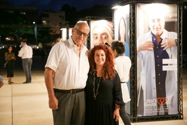 שוקי מדנס ומנהלת ביה"ח השיקומי רעות ת"א, ד"ר אורית שטיין רייזנר (צילום: דרור עינב)