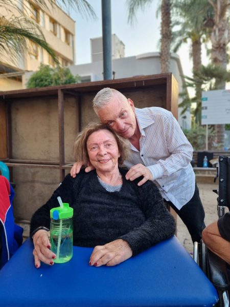 דניאל גורטלר עם אמו