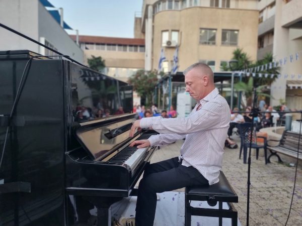 דני גורטלר בהופעה ברעות