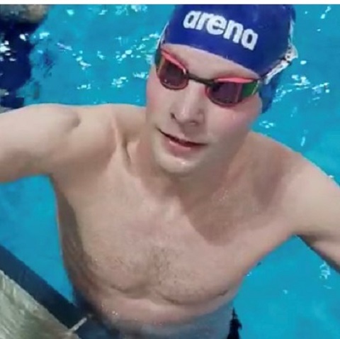 מארק מיליארד בבריכה