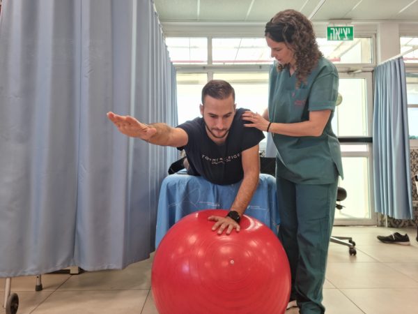 משה ויצמן במהלך השיקום ברעות