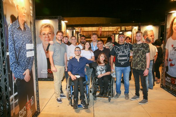 שחייני הנבחרת עם המעטפת הרפואית של ביה"ח  רעות בתערוכה בכיכר הבימה (צילום: דרור עינב)