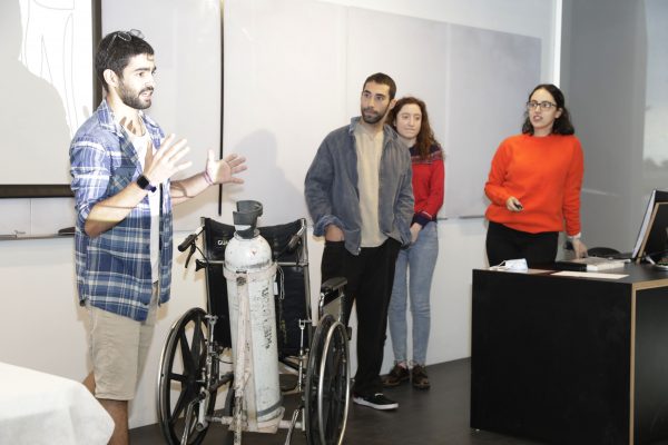 הסטודנטים בהצגת פרויקט 'נשימה ארוכה'