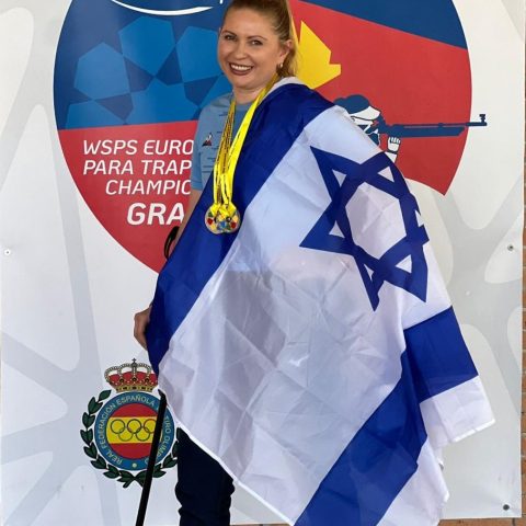 יוליה צ'רנוי בתחרות עם מדליות ודגל ישראל