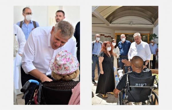 שר הבריאות ניצן הורוביץ משוחח עם מטופלים במהלך הסיור בבית החולים השיקומי רעות