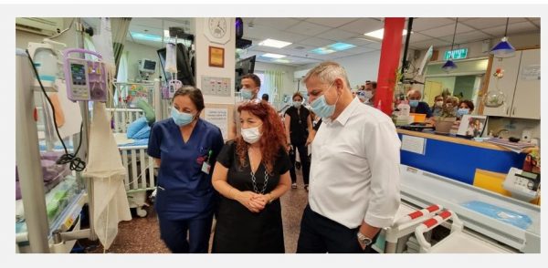 שר הבריאות ניצן הורוביץ במחלקת הילדים בבית החולים השיקומי רעות