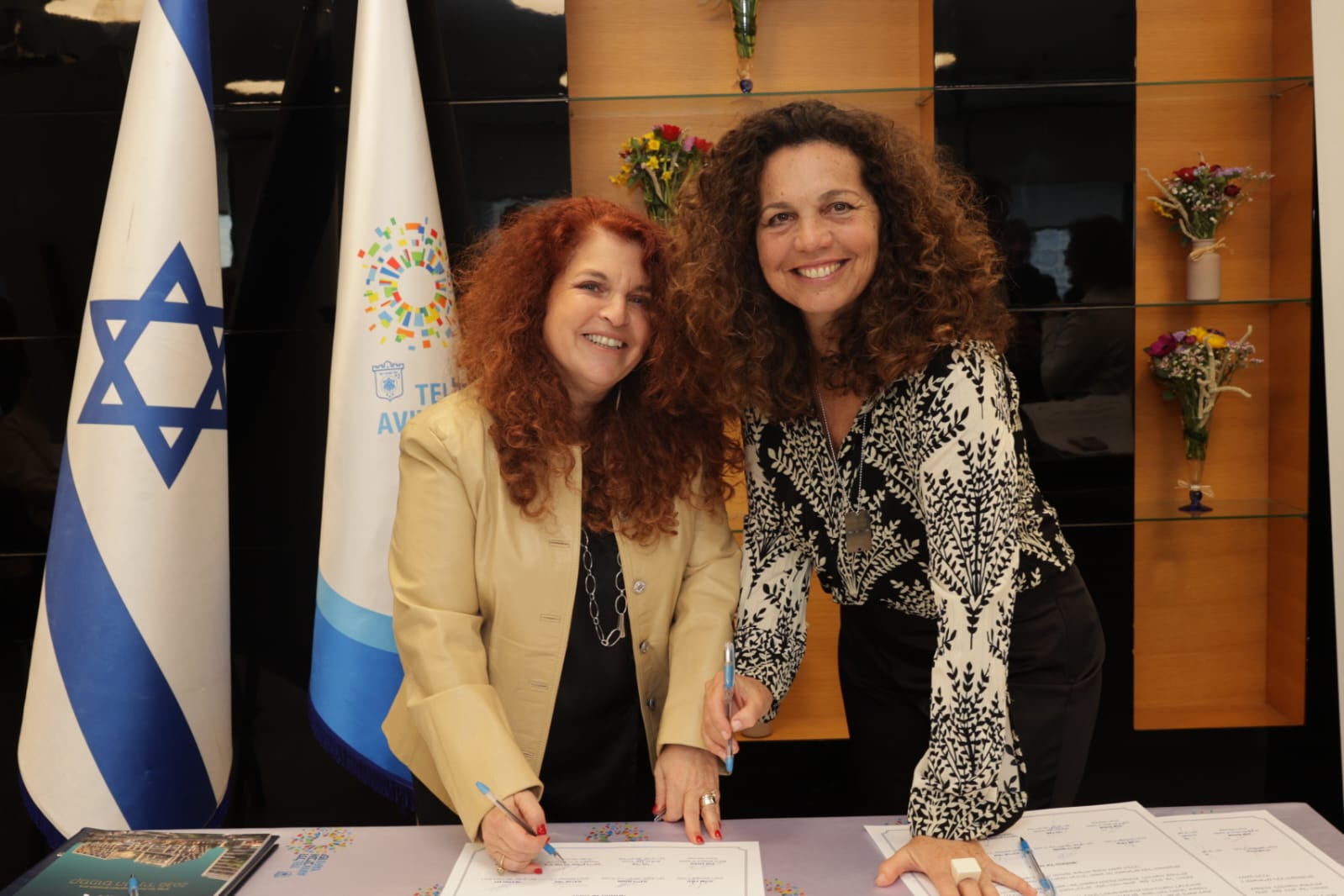 מימין: ד"ר הלה אורן, ד"ר אורית שטיין רייזנר בטקס (צילום: רפי דלויה)